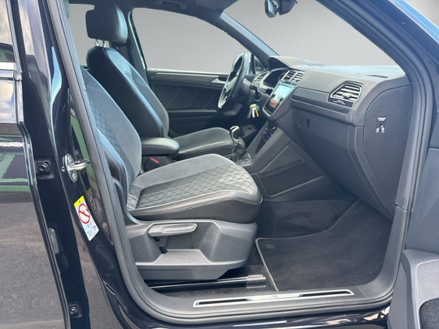 Tiguan 2.0 TDI R-LINE STANDHZ+IQ.LIGHT+NAVI+ACC+