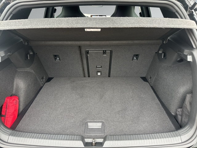 Golf VIII 1.5 eTSI DSG R-LINE PANO+NAVI+ACC+LED+