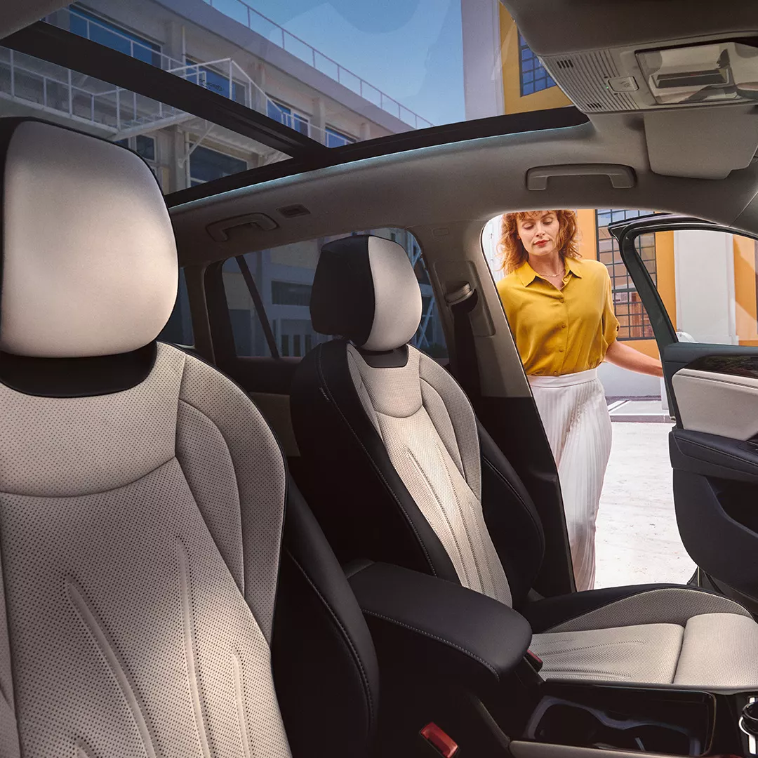 VW Tiguan Interieur und einsteigende Person